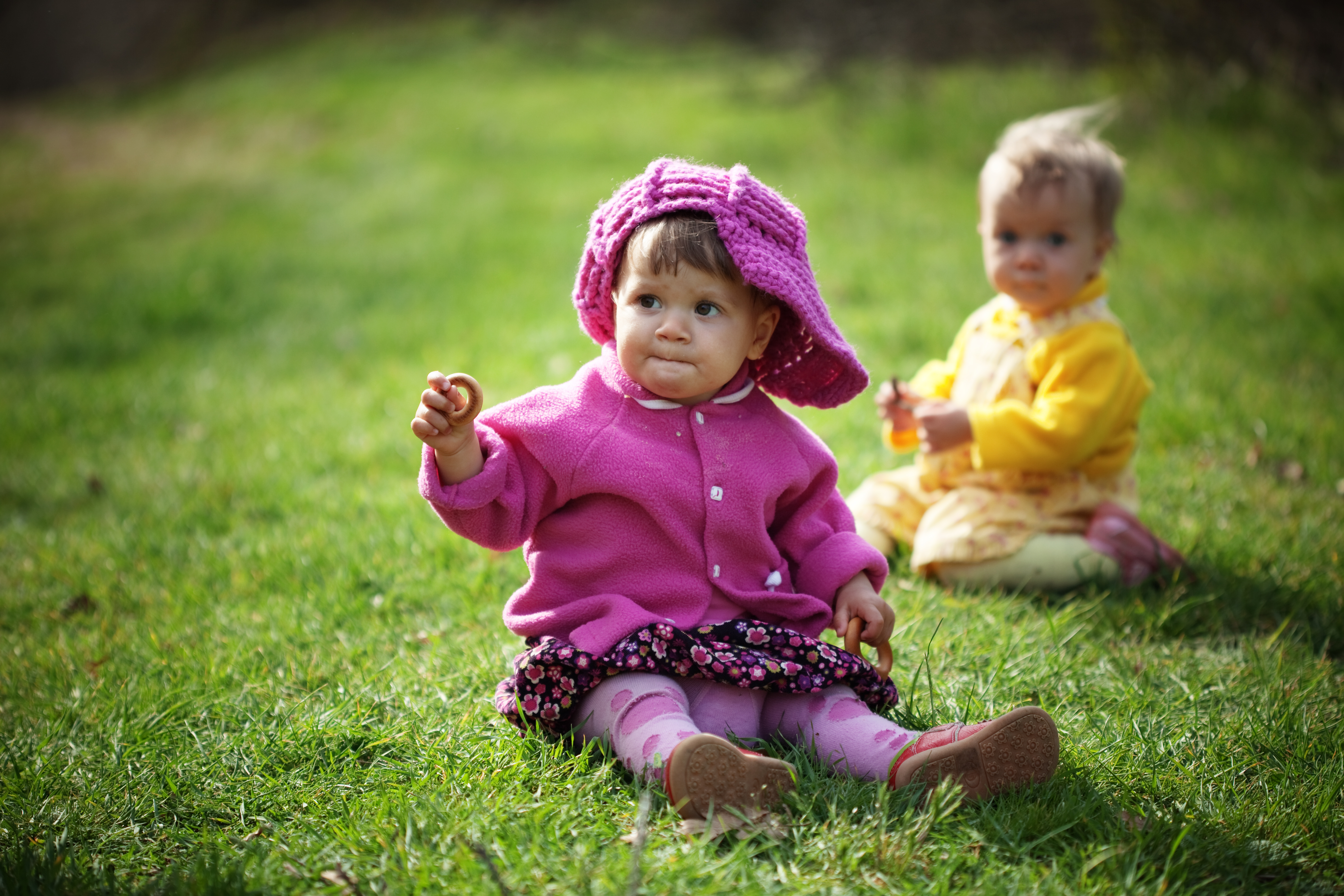 Små børn der sidder på græs