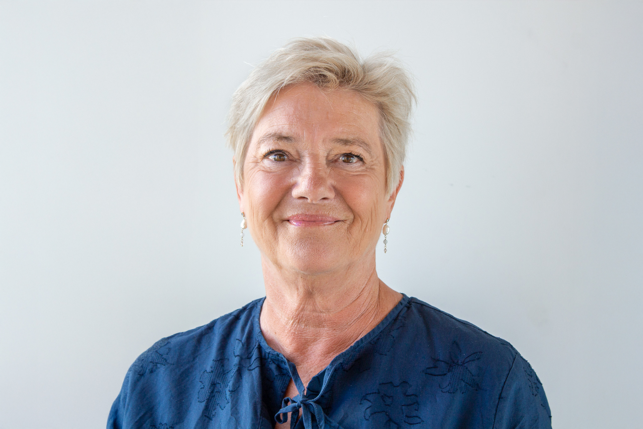 En kvinde i blå skjorte